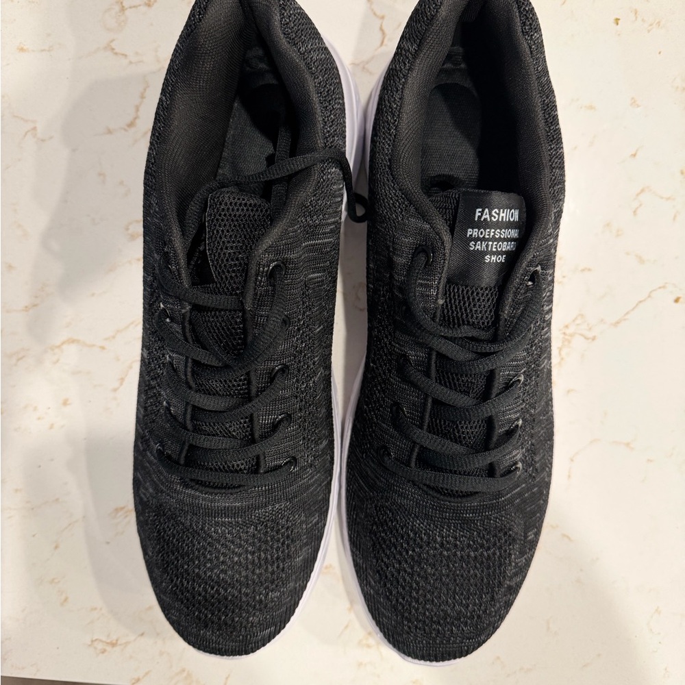 Light-Weight Men’s Black Skateboarding Sneakers